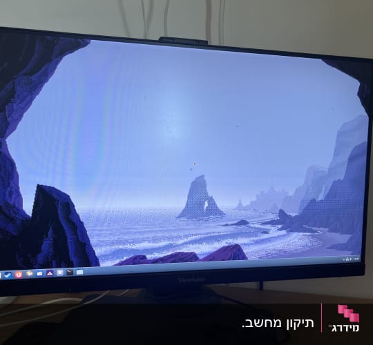 מסך מחשב עם תמונת נוף על השולחן